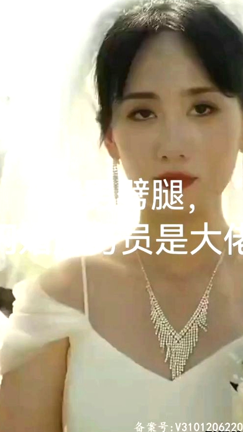 渣男劈腿，閃婚服務(wù)員是大佬