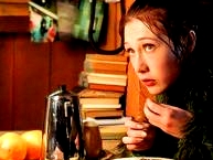 男子遇到一個(gè)奇怪的女孩，會(huì)上樹(shù)愛(ài)吃魚(yú)，最后才知道她不是人類